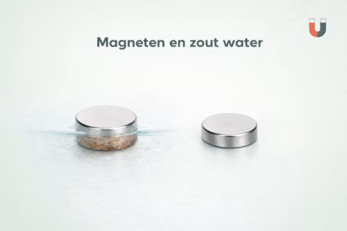 Neodymium magneet in contact met zout water om corrosie en materiaalgedrag te illustreren – MagneetjesWinkel.nl