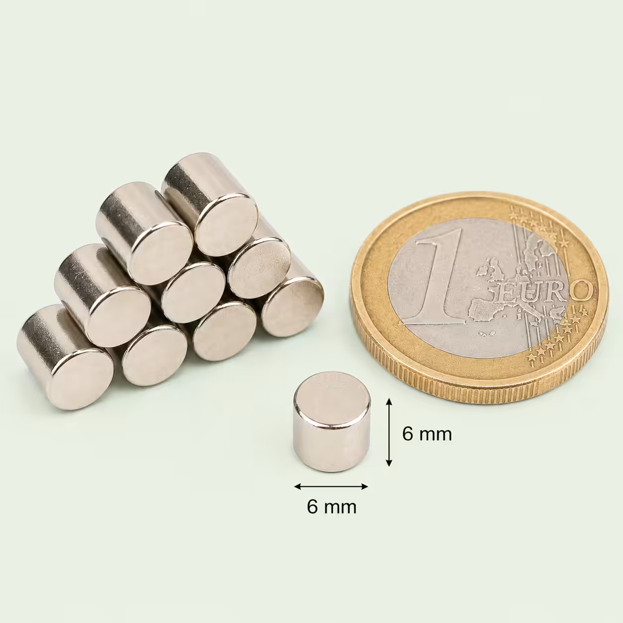Neodymium Senseo vlotter magneet 6x6 mm naast euromunt voor formaatvergelijking van MagneetjesWinkel.nl