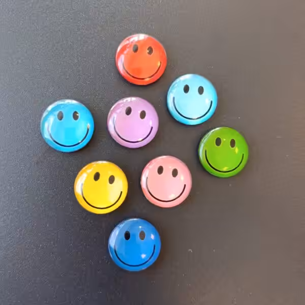 Kleurrijke smiley koelkastmagneten van 25 mm op magneetbord