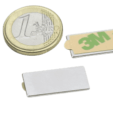 Twee zelfklevende magneten met een schutblaadje die de lijm beschermd