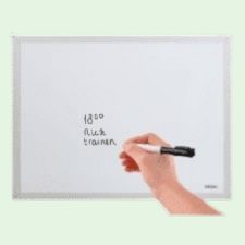 Whiteboard met een hand die met een whiteboardstift het oppervlakte beschrijft